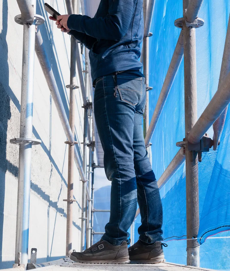 Mies tarkastelee elementtisaumausta